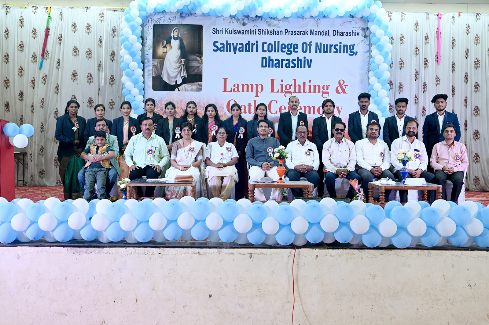 Faculty, students and guests at a Sahyadri College of Nursing ceremony